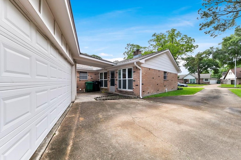 9726 Springmont Dr, Houston TX  77080-1440 exterior