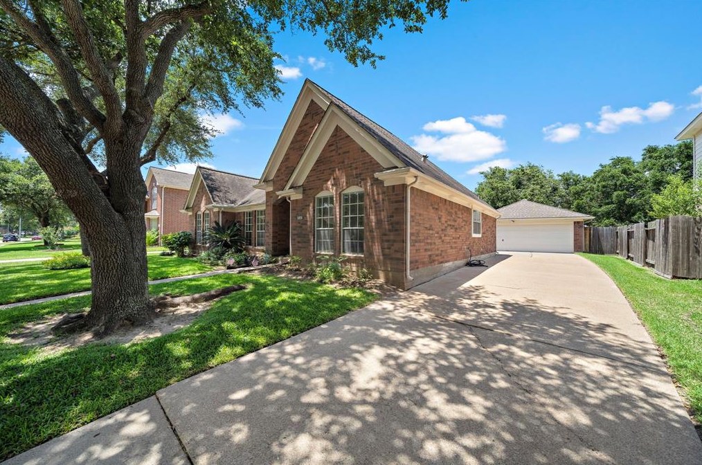14826 Armitage Ln, Sugar Land, TX 77498-1048