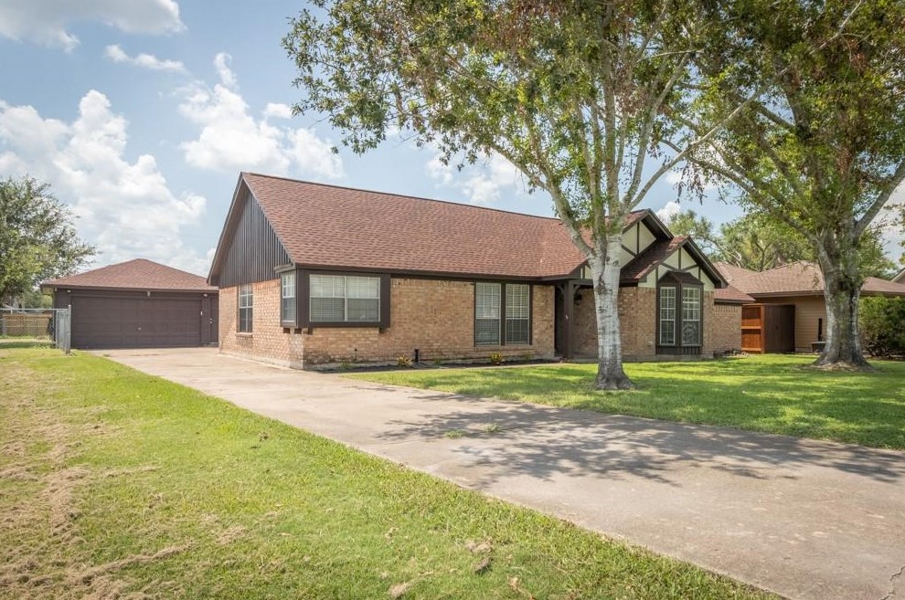 6105 Bending Bough Dr, Angleton, TX 77515-2507