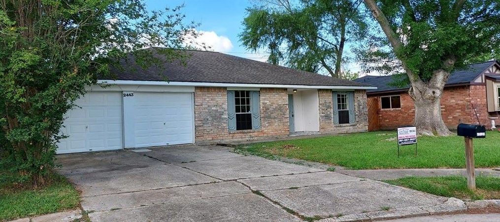 2443 Heritage Bend Dr, Houston, TX 77598-3116
