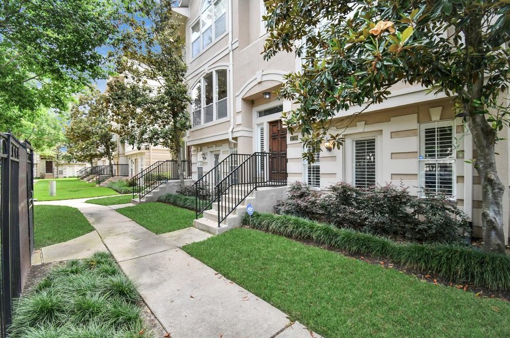 1739 French Village Dr, Houston, TX 77055