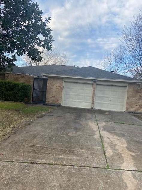 4323 Stonehenge Trl, Houston TX  77066-3635 exterior