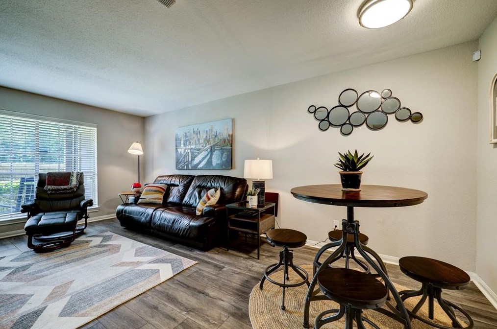 1860 White Oak Dr Apt 359, Houston, TX 77009
