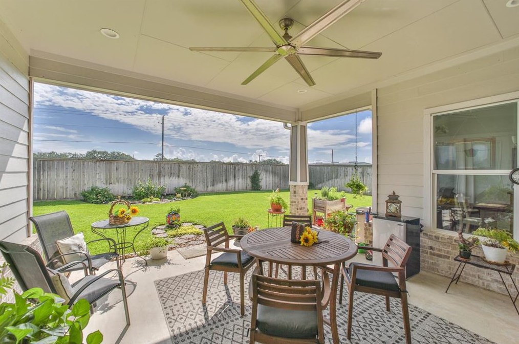 2006 Lynn St, Jones Creek, TX 77437-7200