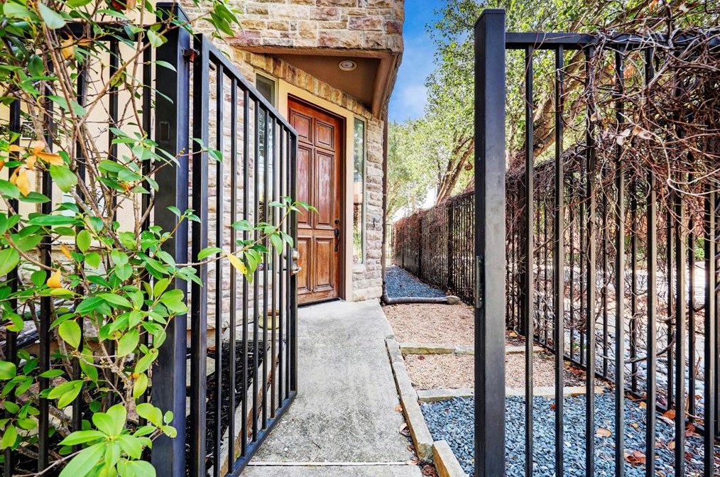 5831 Lacy St, Houston TX  77007-7142 exterior