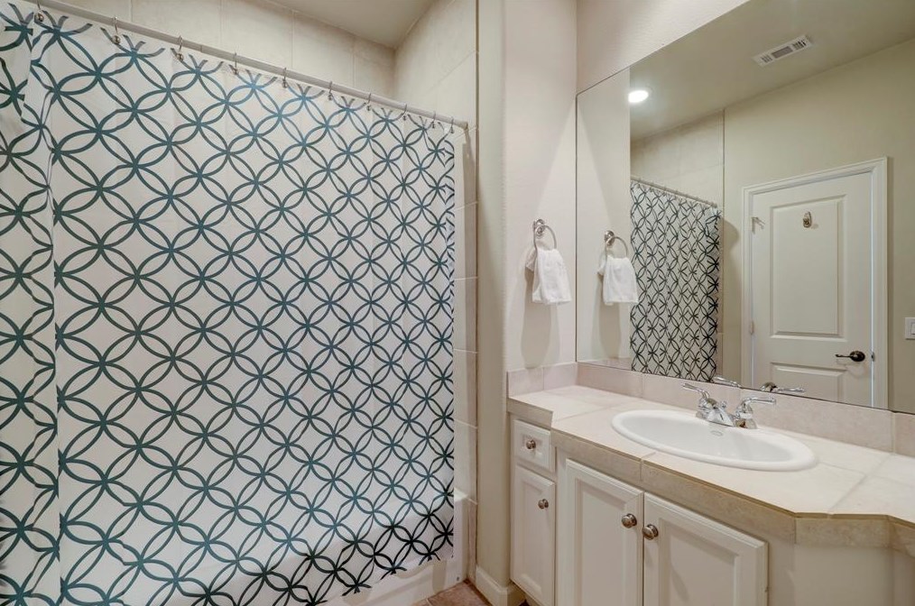 5831 Lacy St, Houston TX  77007-7142 exterior