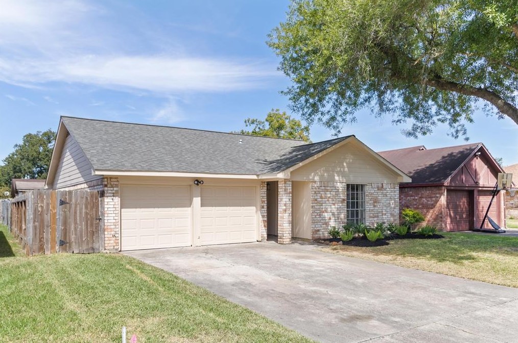 1832 Oriole Dr, League City, TX 77573