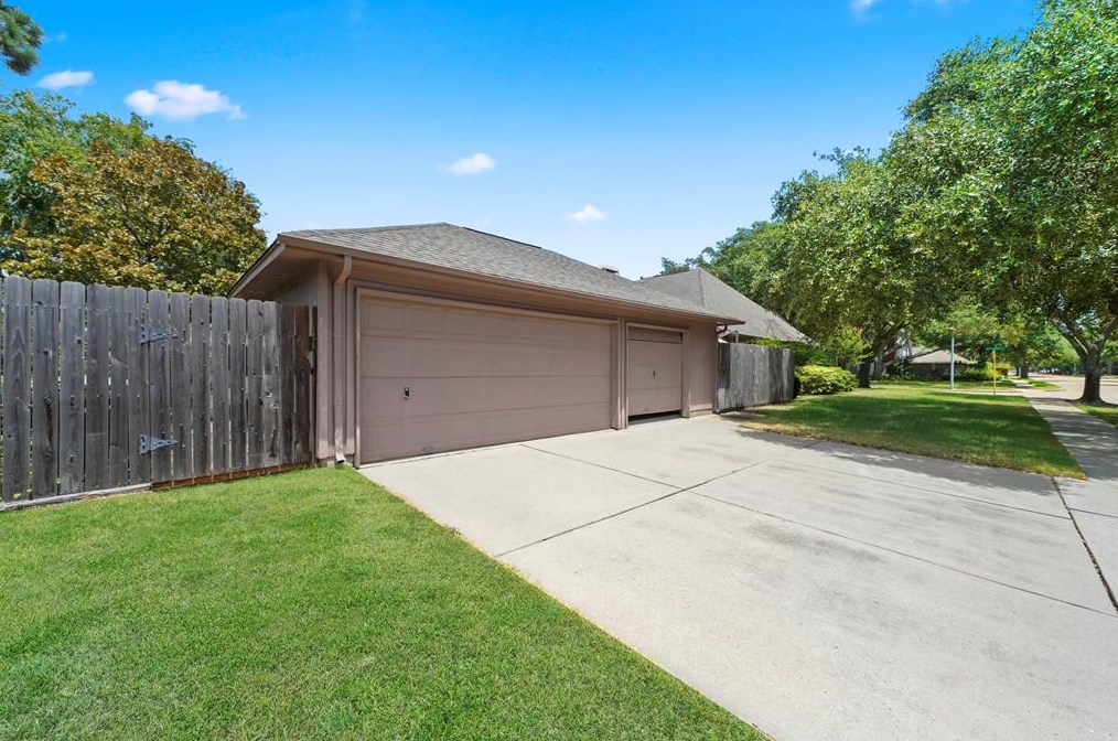 5803 Deer Shadow Ct, Houston TX 77041-4233 exterior