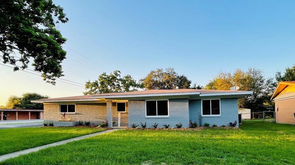 924 Roberts St, Jones Creek, TX 77437-2857