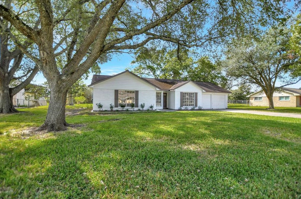 109 Tower Dr, Friendswood, TX 77546-6144