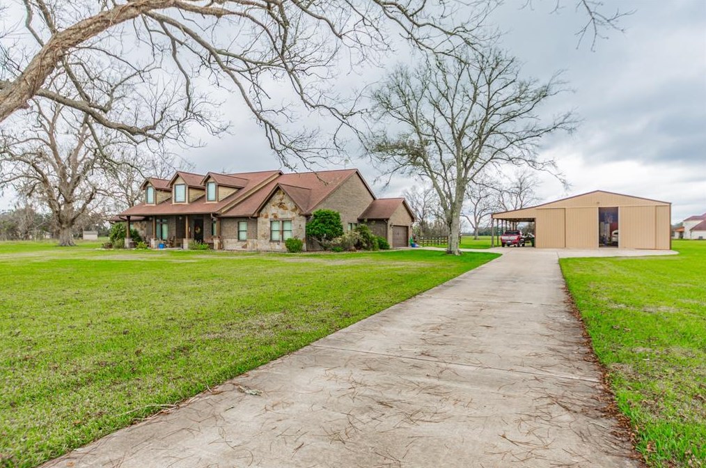 814 Mill Rd, Angleton, TX 77515