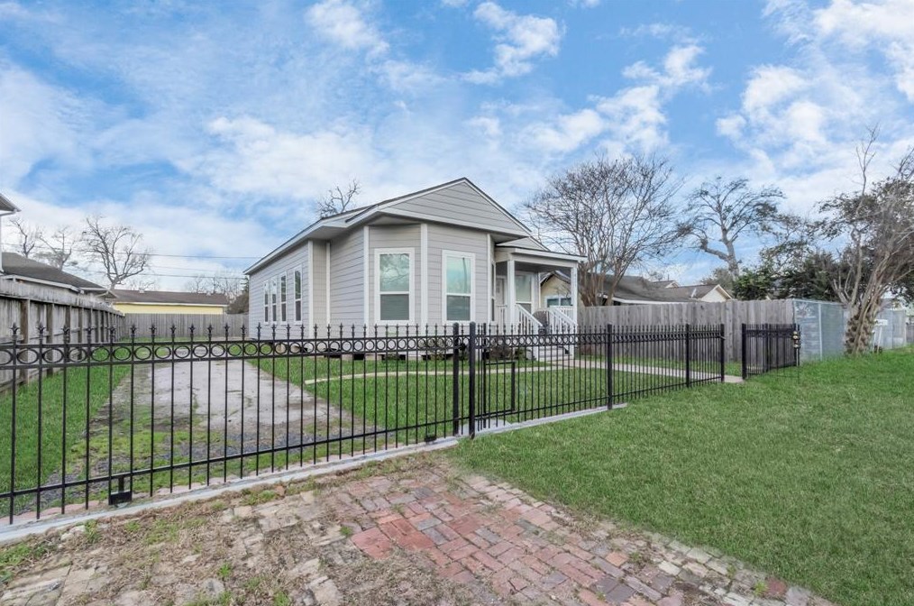 4007 Edison St, Houston TX  77009-4011 exterior