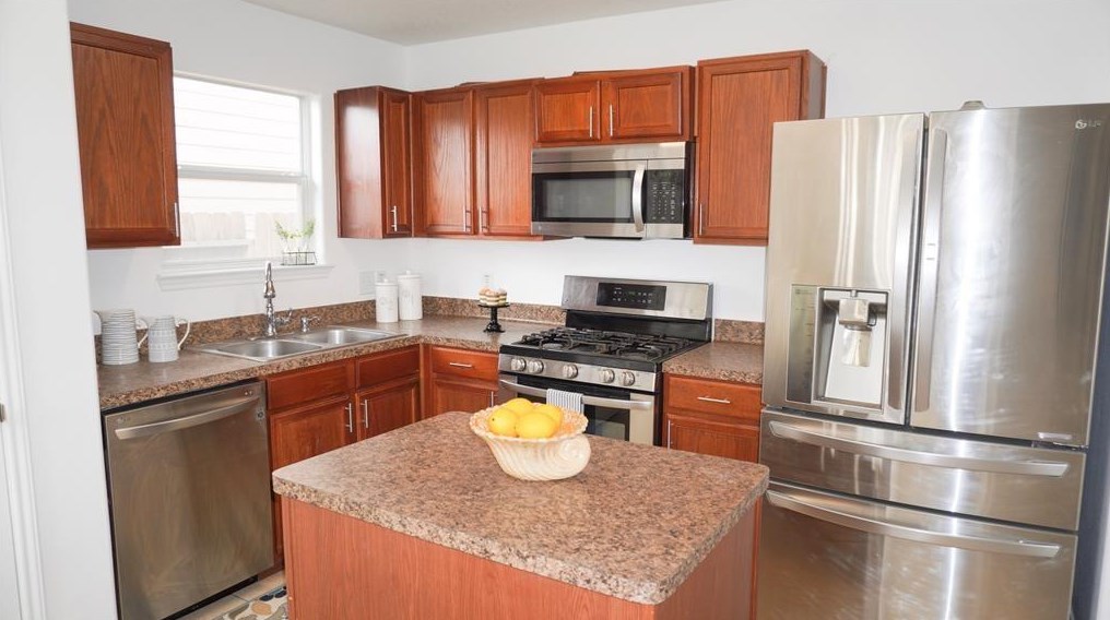 830 Paradise Rd, Baytown, TX 77521