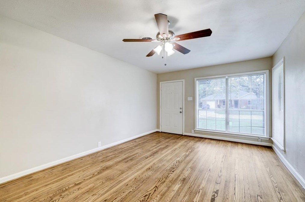 10411 Royal Oaks Dr, Houston, TX 77016