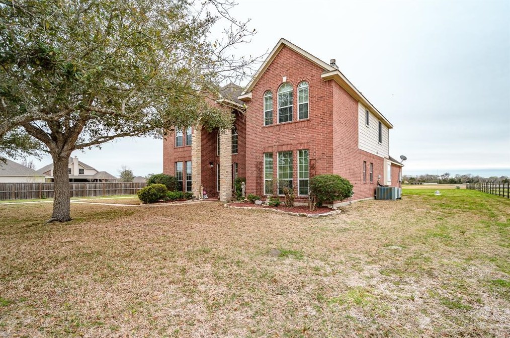 8950 Tumblewood Dr, Baytown, TX 77523-3435