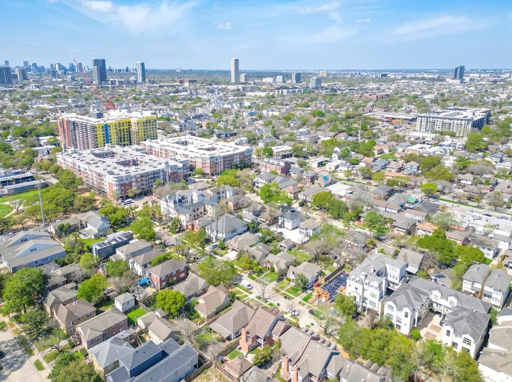 1558 Castle Ct, Houston TX  77006-5706 exterior