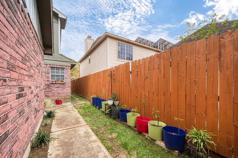 561 Birdsong Dr, League City, TX 77573