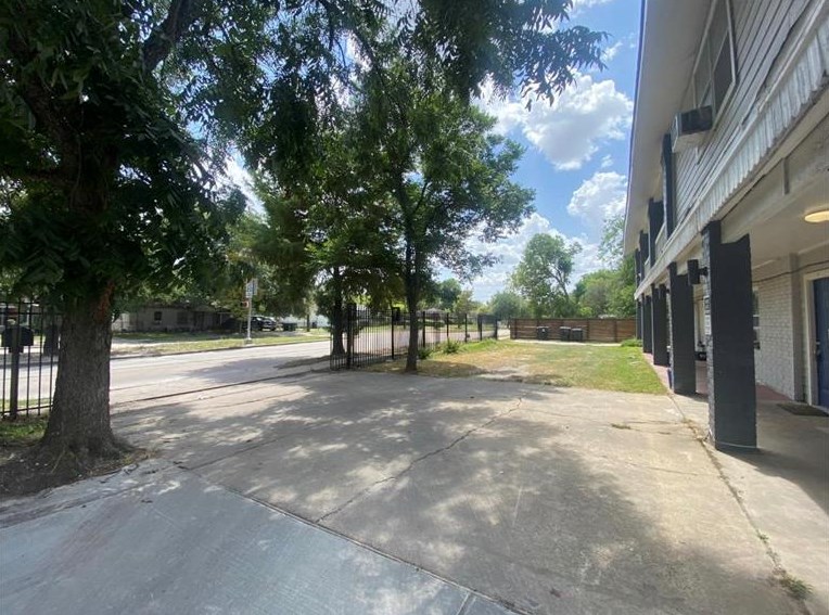 5301 Collingsworth St #4, Houston, TX 77026