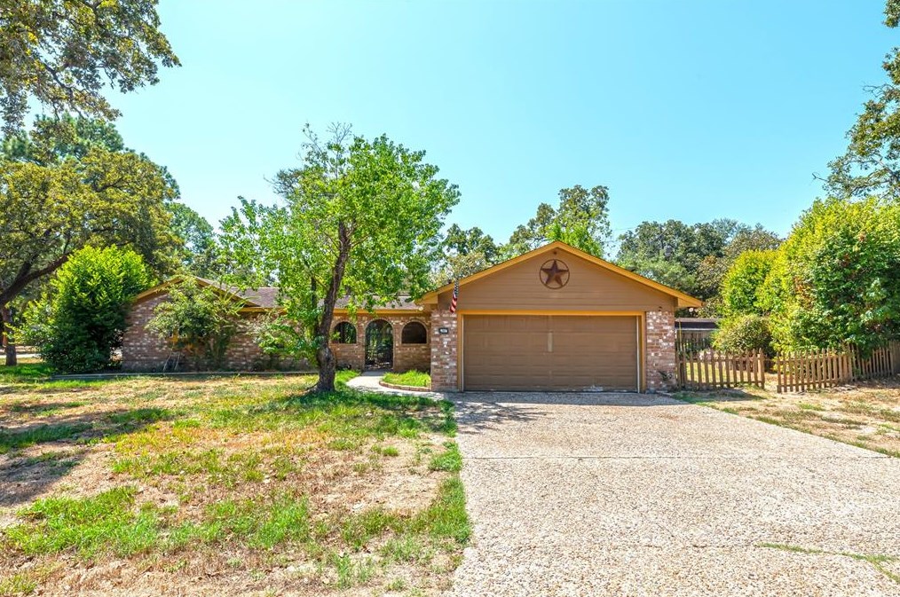 102 Butlers Ct, Conroe, TX 77385