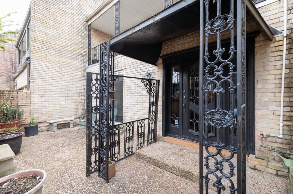 1415 Welch St, Houston TX  77006-1837 exterior