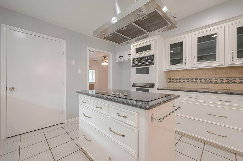 6114 Rollingbrook Dr, Houston TX  exterior