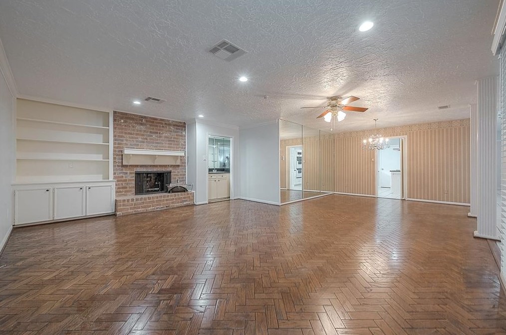6114 Rollingbrook Dr, Houston TX  77096-5640 exterior