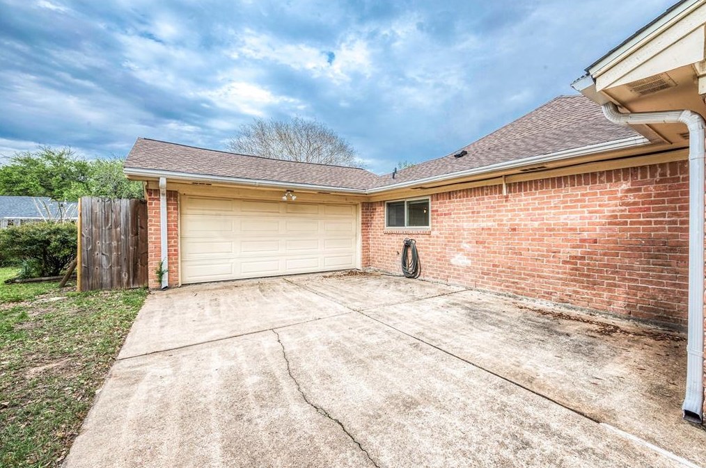 6114 Rollingbrook Dr, Houston TX  exterior