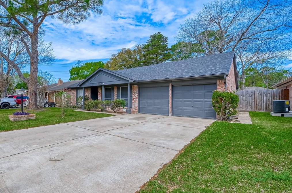 11602 Plumbrook Dr, Houston TX  77099-3330 exterior