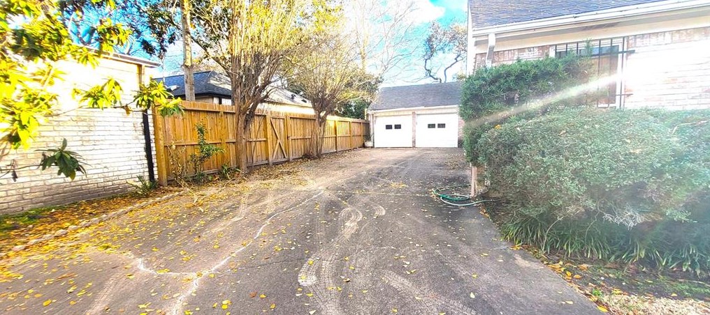 7847 Rollingbrook Dr, Houston TX  77071-1707 exterior