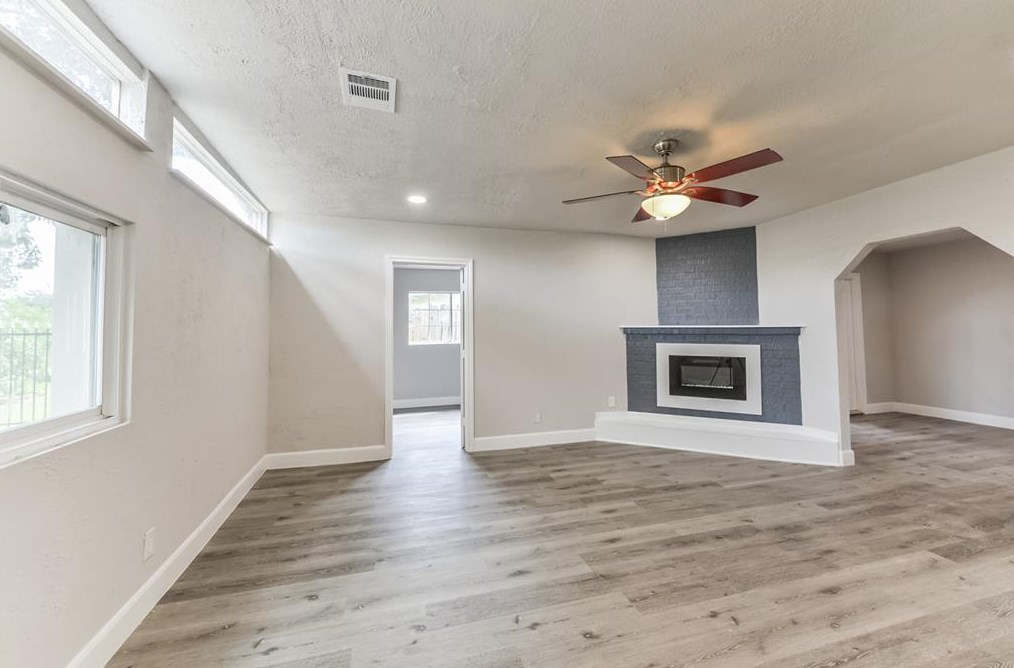 5215 Heatherbrook Dr, Houston TX  77045-5219 exterior