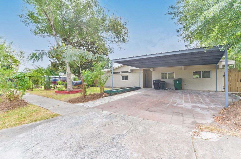 5215 Heatherbrook Dr, Houston, TX 77045
