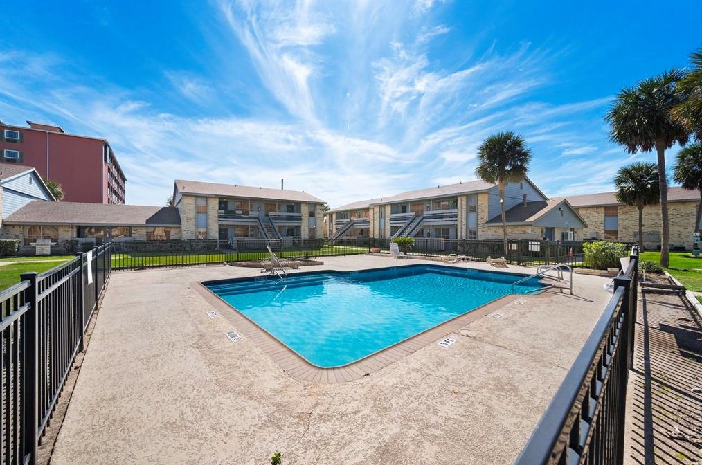 2828 61st St, Galveston TX 77551-2049 exterior