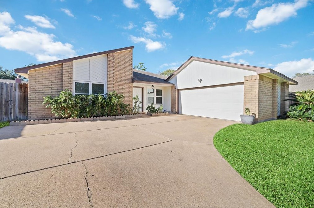 7914 Tamayo Dr, Houston, TX 77083