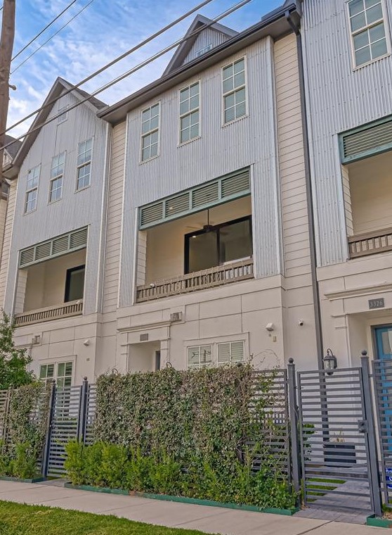 3328 12th St, Houston, TX 77008-6122