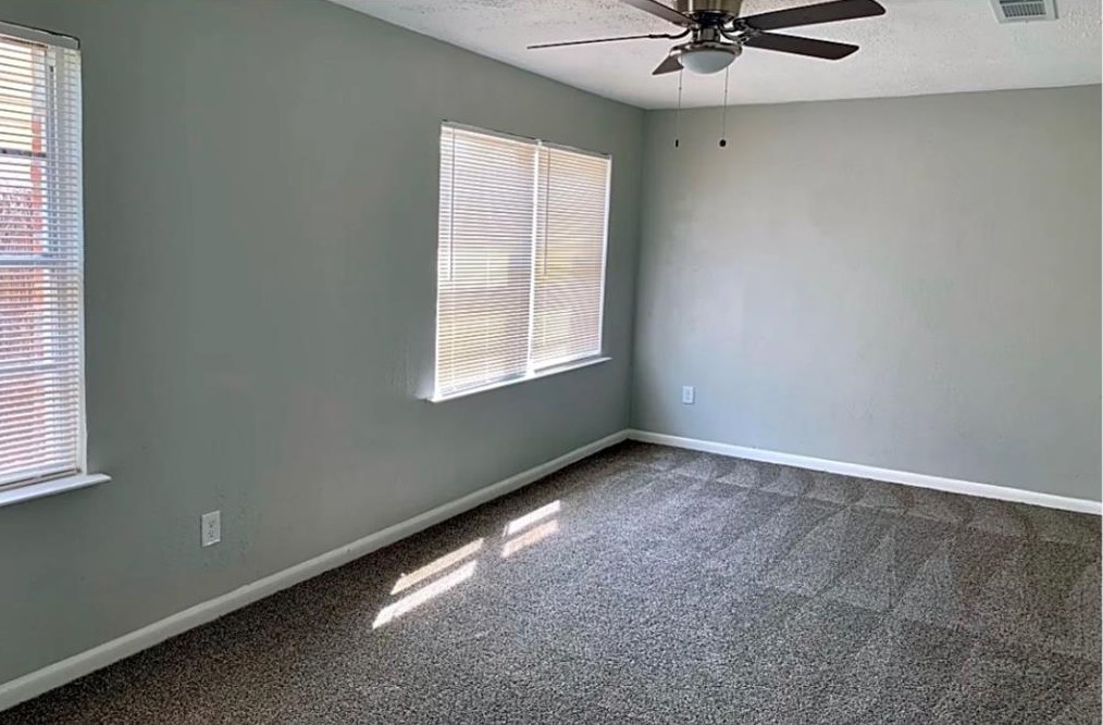 5427 Willow Glen Dr, Houston TX  77033-2848 exterior
