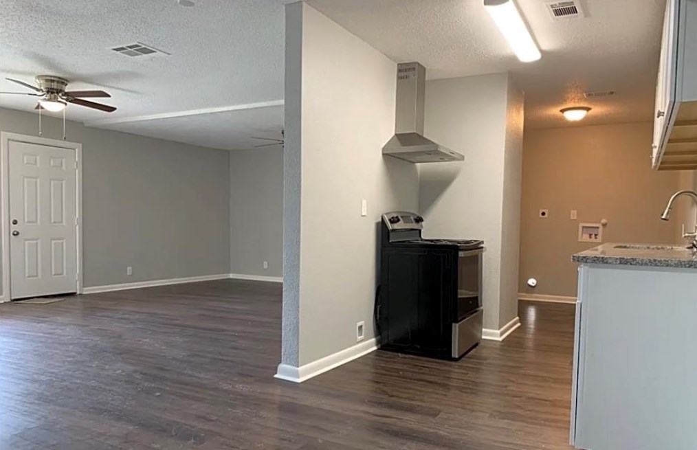 5427 Willow Glen Dr, Houston, TX 77033