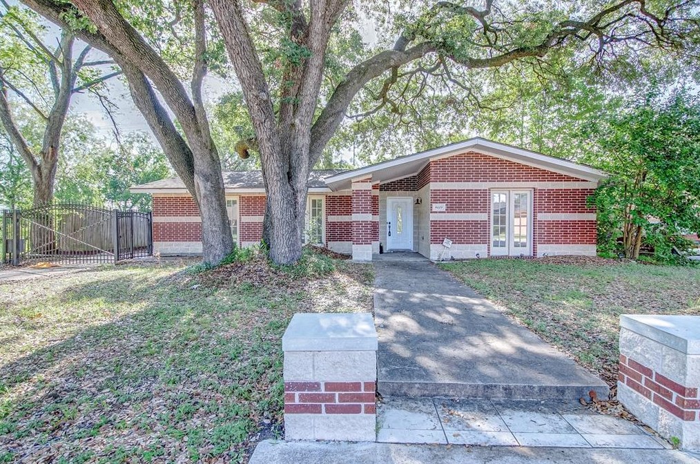 9419 Greenwillow St, Houston, TX 77096-3521