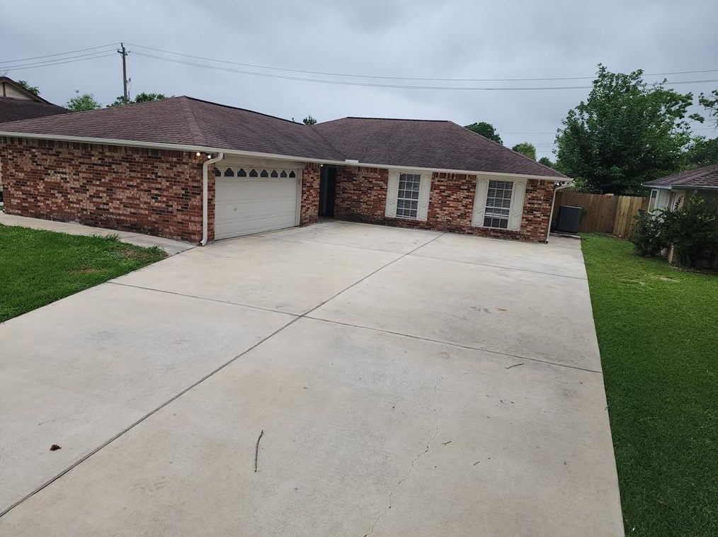 2710 Pilgrims Point Dr, Houston, TX 77598-3231