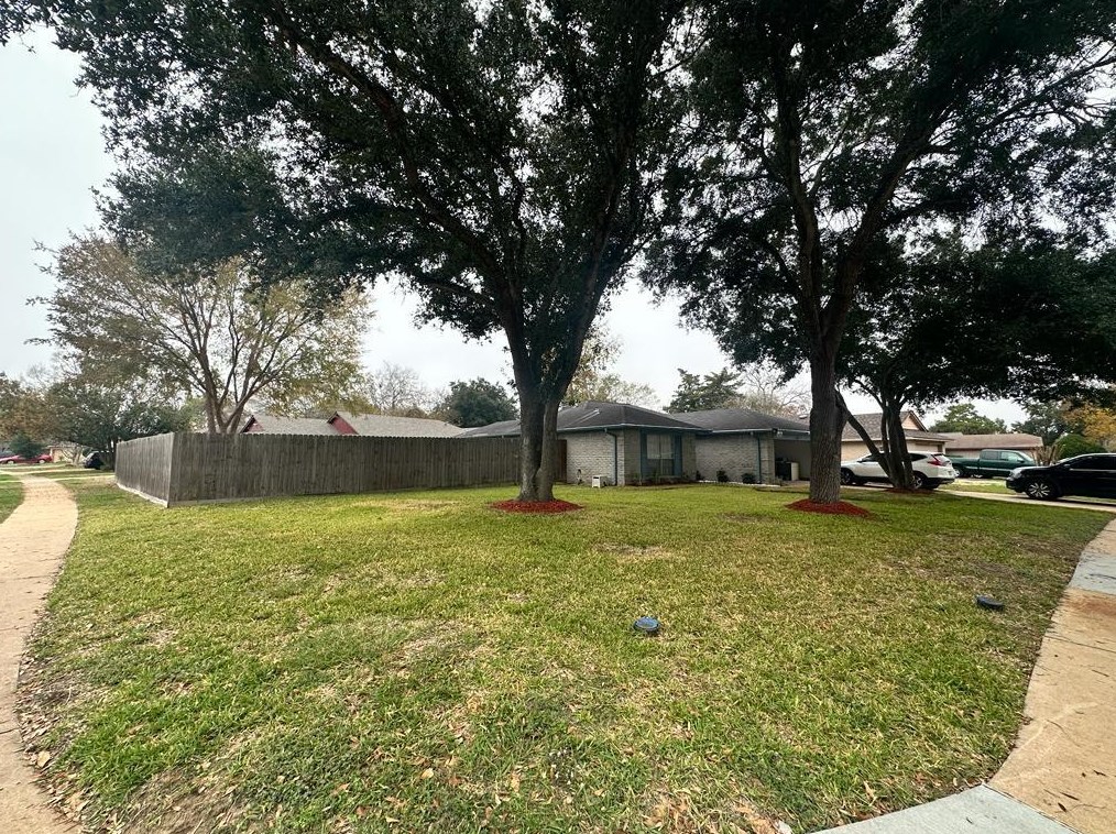 522 Oakdale Dr, Stafford, TX 77477