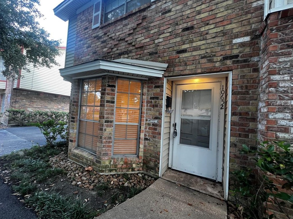 10652 Hazelhurst Dr, Houston, TX 77043-3218