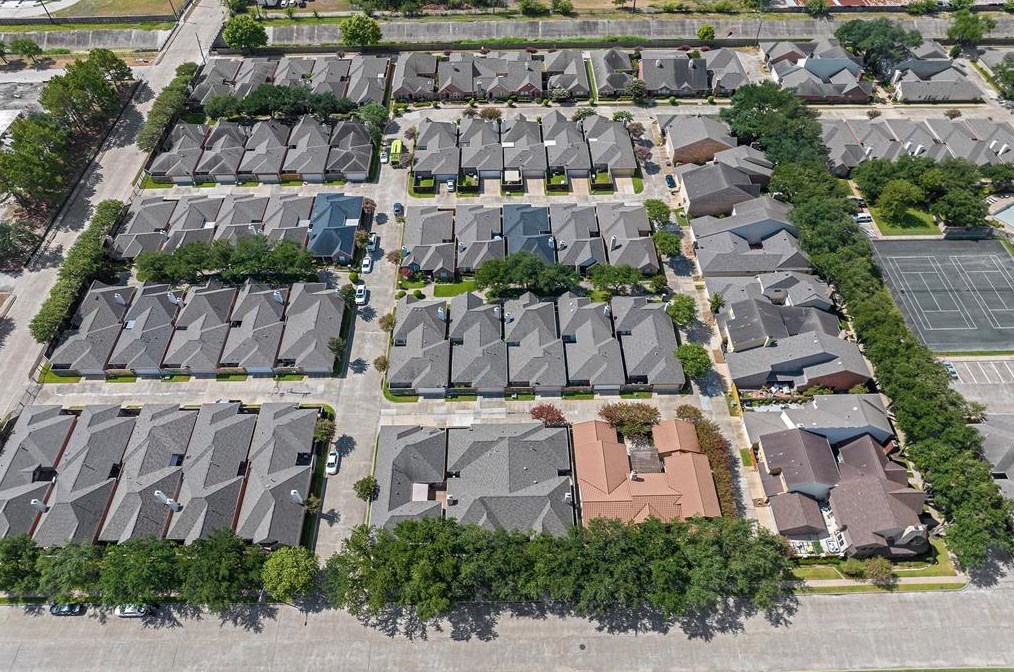 9909 Kemp Frst, Houston TX  77080-2509 exterior