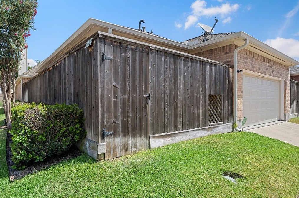 9909 Kemp Frst, Houston TX  77080-2509 exterior