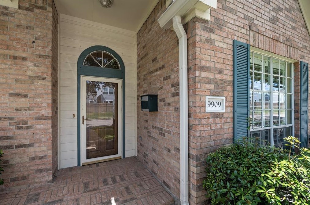9909 Kemp Forest Dr, Houston, TX 77080-2650