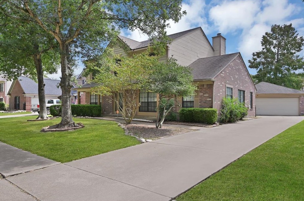 2815 Sea Ledge Dr, Taylor Lake Village, TX 77586
