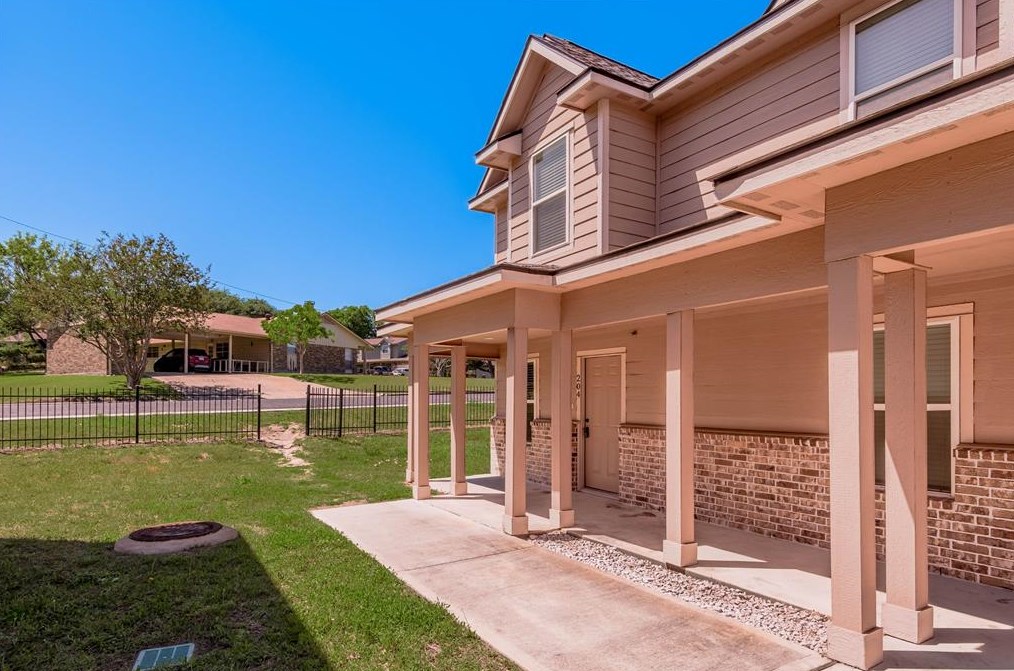 2002 20th St #204, Huntsville, TX 77340