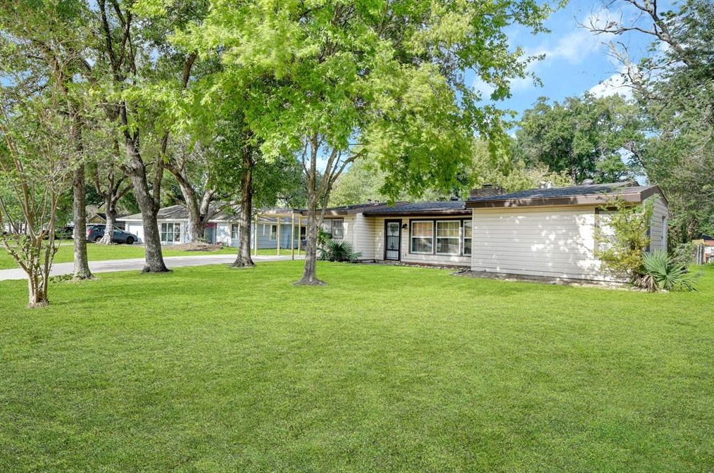 310 Burnett Dr, Baytown TX  77520-1345 exterior
