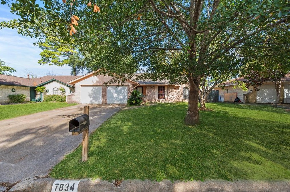 7834 Breezeway St, Houston TX  77040-3703 exterior
