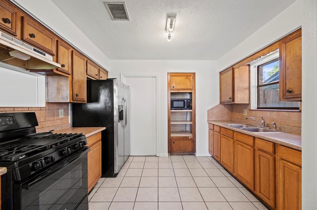 7834 Breezeway St, Houston TX  77040-3703 exterior