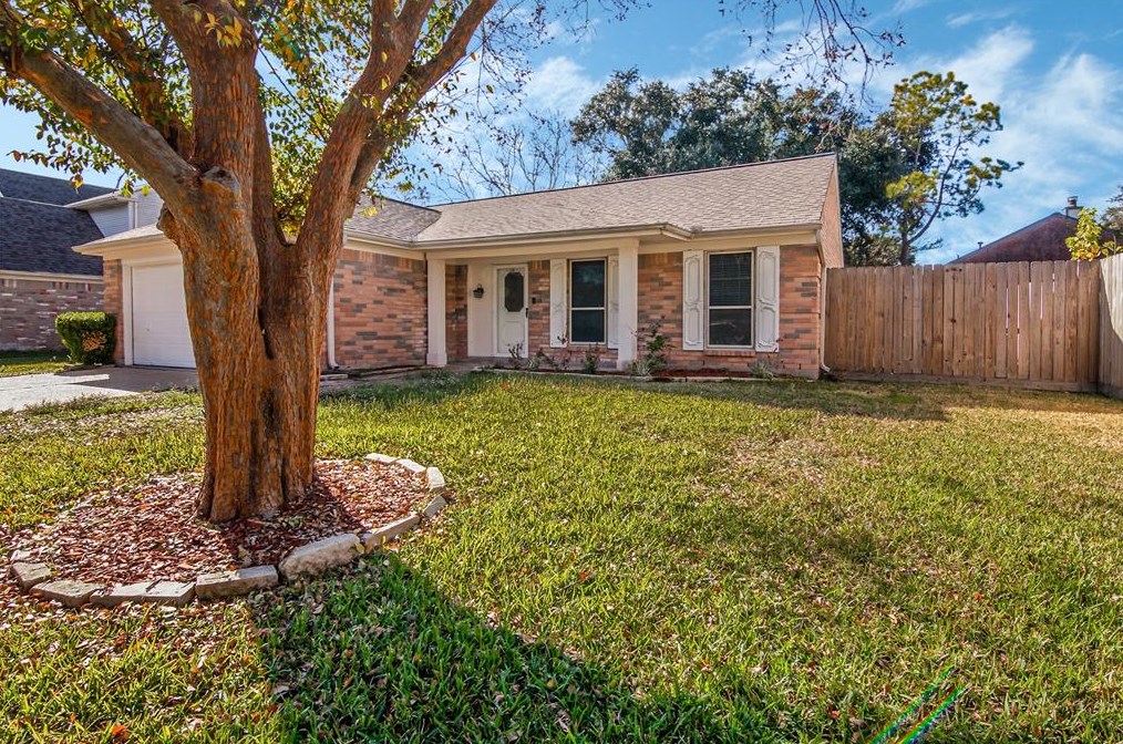 3904 Spring Garden Dr, Pearland, TX 77584