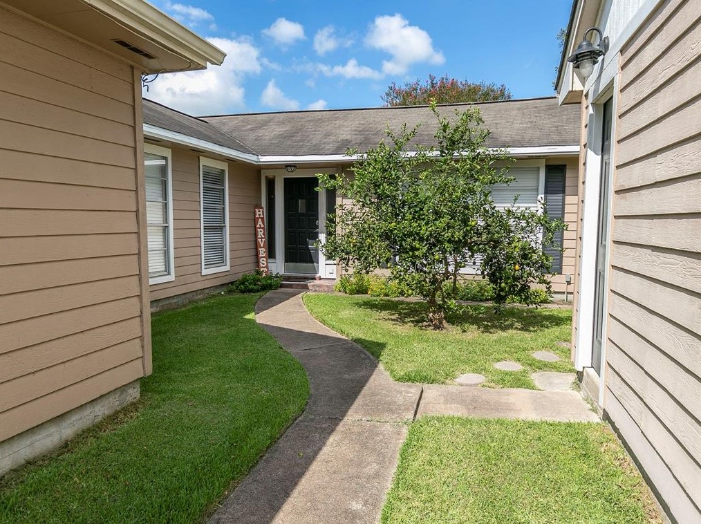 510 W Castle Harbour, Friendswood, TX 77546